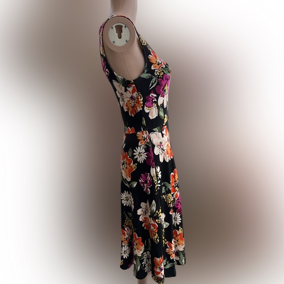 Agnes and Dora Floral Dress - Picture 2 of 11